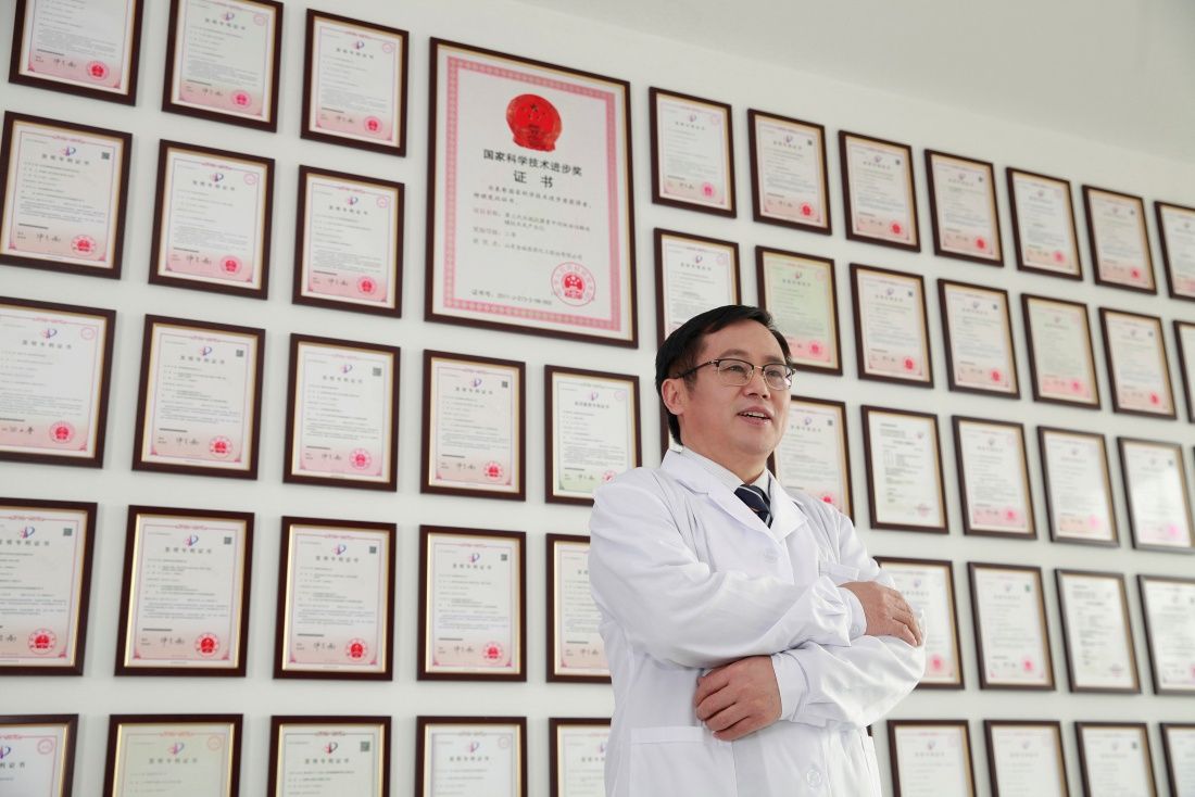 郑老师在国家奖等荣誉墙前拍照_副本.jpg