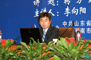 中国社科院亚太所所长、中央政治局集体学习主讲人李向阳研究员在我校第一学术报告厅作了“转方式调结构,推动科学发展”高端讲座