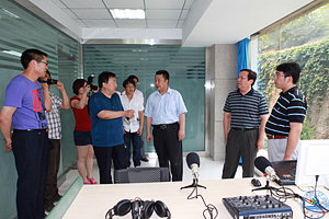 出席剪裁仪式的领导和嘉宾参观新建广播台