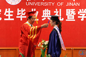 校学位评定委员会主席、校长程新为获得硕士学位的同学一一授予学位,拨正流苏,握手祝福并合影留念