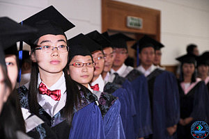 经过这个庄严而神圣的时刻,2011届硕士研究生们顺利“出师”,他们从此多了一种身份--米兰·(MILAN)官方网站,校友