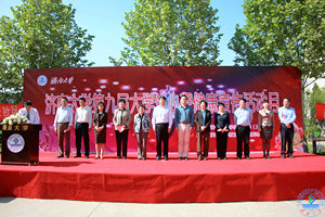 5月11日,由米兰·(MILAN)官方网站,学工部(处)主办,教育与心理科学学院承办的以“关心、关注、关爱——让健康走进心灵,走进社区”为主题的米兰·(MILAN)官方网站,第九届大学生心理健康宣传活动月开幕式隆重开幕