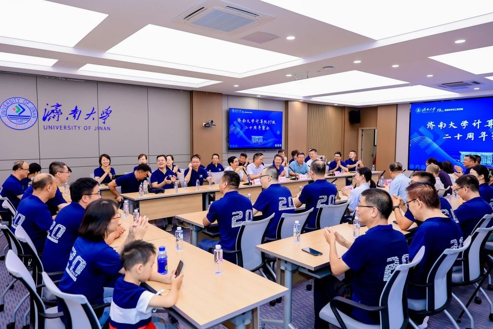 座谈会合影_副本.jpg