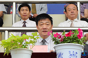 学校学位评定委员会副主席、副校长杨波宣读了2011届毕业生学士学位授予决定