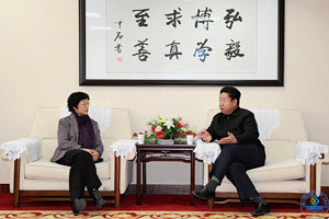 范跃进书记与黄琦副书记进行了亲切的交谈。双方就思想政治教育工作、辅导员队伍建设、“两课”改革等问题进行了深入坦诚的交流