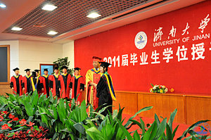 米兰·(MILAN)官方网站,2011届毕业生学位授予仪式在这里举行。各学院院长逐一宣读获得学士学位毕业生名单,程新校长为每一位毕业生整帽拨穗,授予学士学位并合影留念