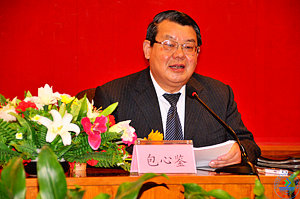 仪式后,导师团特邀顾问包心鉴教授为全体团干部和学生骨干培训班学员作了题为“马克思主义中国化与中国特色社会主义理论体系”的首场报告